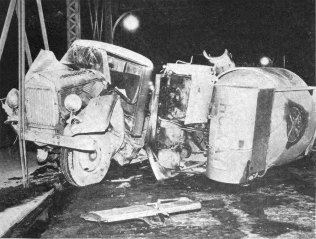 Schwarz-weißes Foto eines umgestürzten Autos am Straßenrand mit Metallstangen und einem Laternenpfahl im Hintergrund, beschriftet mit "1930s car crash" unten.