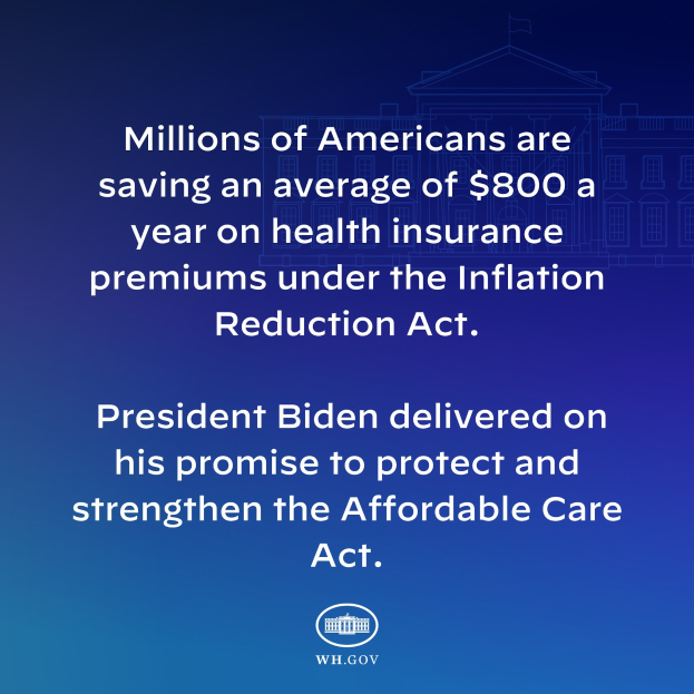Blauer Hintergrund mit weißer Schrift, die besagt, dass Millionen von Amerikanern durchschnittlich 800 USD pro Jahr an den Gesundheitsversicherungsprämien unter dem Inflation Reduction Act sparen, mittig mit einem Logo.