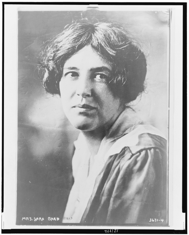 Ein Schwarz-Weiß-Foto einer Frau mit ernstem Gesichtsausdruck, mit dem Text "Sara Brad Field" unten.