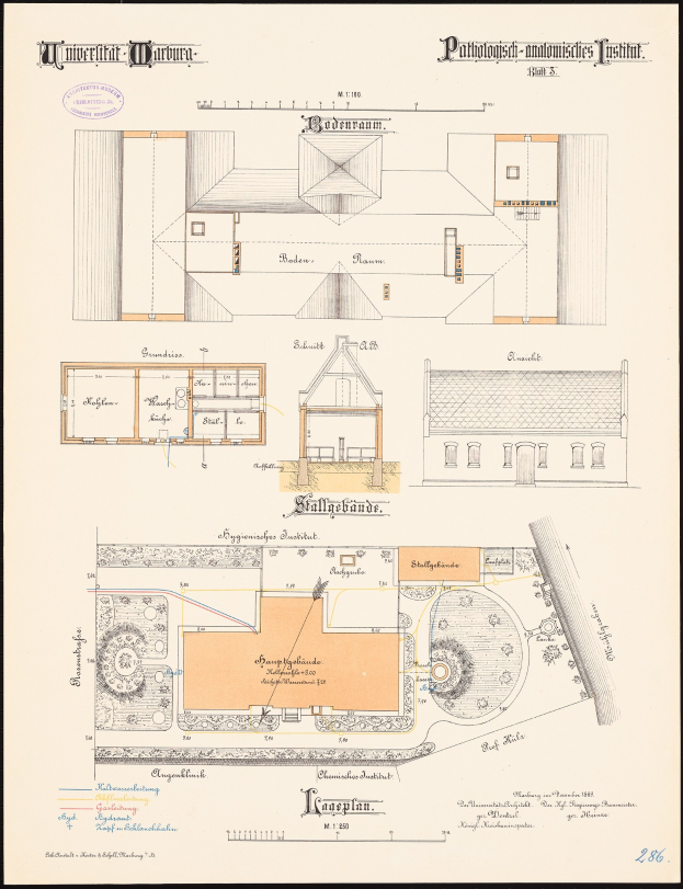 Schwarz-weißer architektonischer Grundriss eines großen Gebäudes mit zahlreichen Räumen und einem zentralen Innenhof, beschriftet als Universität Hamburg, mit handschriftlichen Anmerkungen auf dem Papier.
