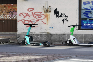 GER-D: Verkehrsunfall in Oberbilk - E-Scooter-Fahrer prallt gegen Wand - Zwei Verletzte - Verdacht auf Alkohol am Steuer