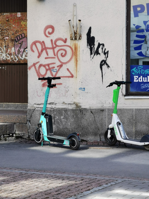 GER-D: Verkehrsunfall in Oberbilk - E-Scooter-Fahrer prallt gegen Wand - Zwei Verletzte - Verdacht auf Alkohol am Steuer