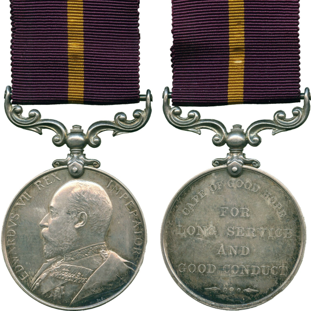 Silberne Medaille mit lila und gelbem Band, mit einem linksseitigen Porträt und rechtsseitigem Text 'Langjährige treue Dienste'.