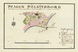 Ein detaillierter Stadtplan von Staden Solvitsborg, Schweden, der Straßen, Gebäude und Sehenswürdigkeiten zeigt, mit darauf geschriebenem Text.