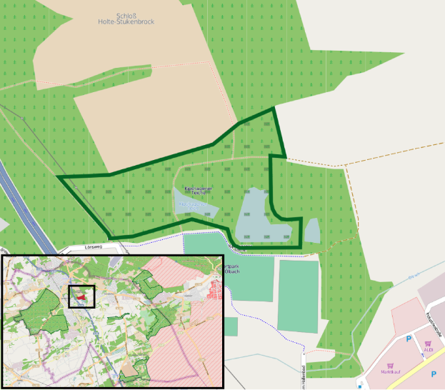 Eine Stadtkarte mit einem grünen Bereich in der Mitte, der einen geplanten Standort zeigt, mit Grenzen von Gebäuden, Straßen und anderen städtischen Merkmalen.