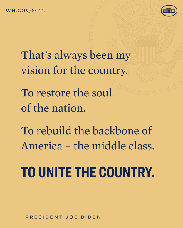 Plakat mit einem Zitat des Präsidenten Joe Biden, das die nationale Einheit und die Stärke der Mittelschicht betont.