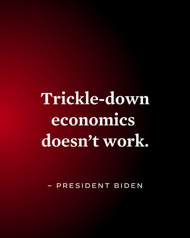Ein Plakat mit fetter, schwarzer Schrift auf einem weißen Hintergrund, eingerahmt von einem schmalen schwarzen Rand, das "Trickle-Down Economics Doesn't Work" behauptet und einen Zitat von Präsident Biden enthält.