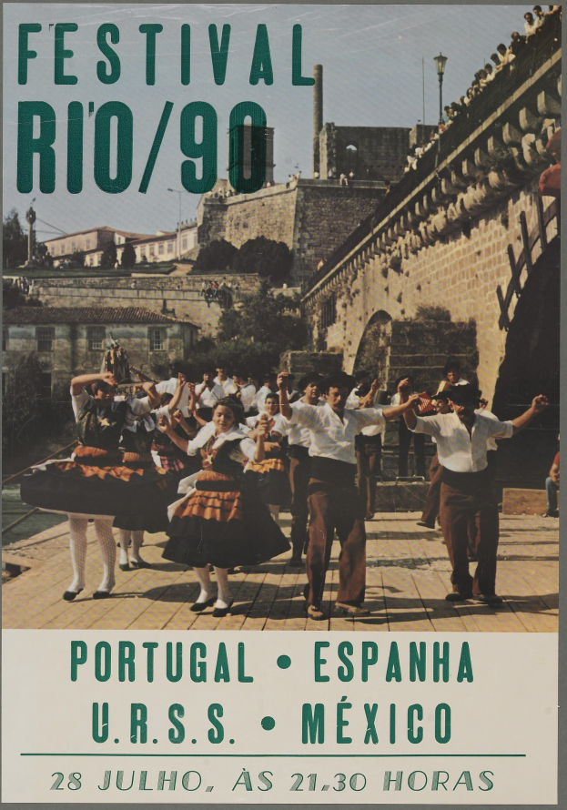 Plakat für das Festival Rio/90 in Portugal, Spanien, mit tanzenden Menschen im Vordergrund und Gebäuden, Bäumen und einem klaren blauen Himmel im Hintergrund sowie Text unten.