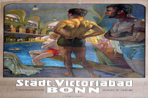 Zwei M├Ąnner in Badesachen stehen neben einem Plakat, das ein Schwimmbad bewirbt, wobei einer ins Wasser springt; das Plakat zeigt Text und ist vor einem hellblauen Himmel mit wei├čen Wolken und grünen B├Ąumen.