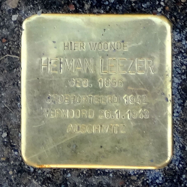 Messingtafel am Boden mit der Inschrift "Hier Wohnte Heiman Leezer", ein Denkmal für einen deutschen Soldaten, der im Zweiten Weltkrieg starb.