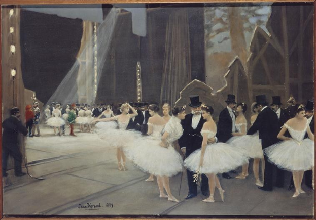 Gemälde mit dem Titel "Tanz an der Oper" von Jean Beraud aus dem Jahr 1889 zeigt eine Gruppe von Tänzern in weißen Tutus und Hüten auf einer Bühne mit Bühnenbeleuchtung und eingerahmt von einem Photo-Rahmen.