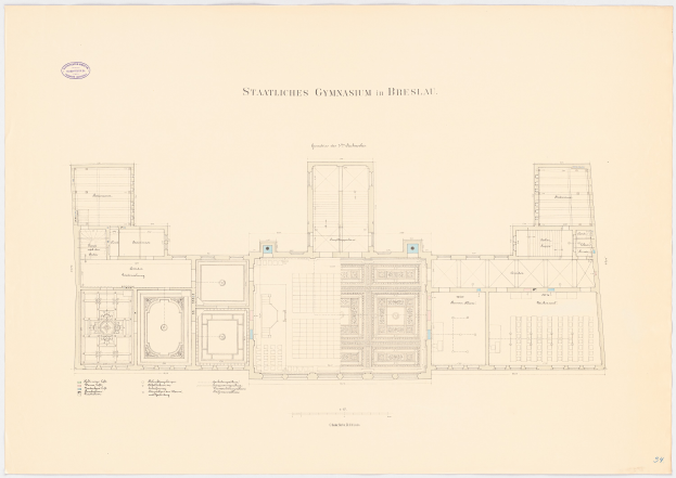 Ein detaillierter Grundrissplan des Staatlichen Gymnasiums in Breslau, der ein Gebäude mit zahlreichen Fenstern und begleitenden Text zeigt, der das Layout beschreibt.