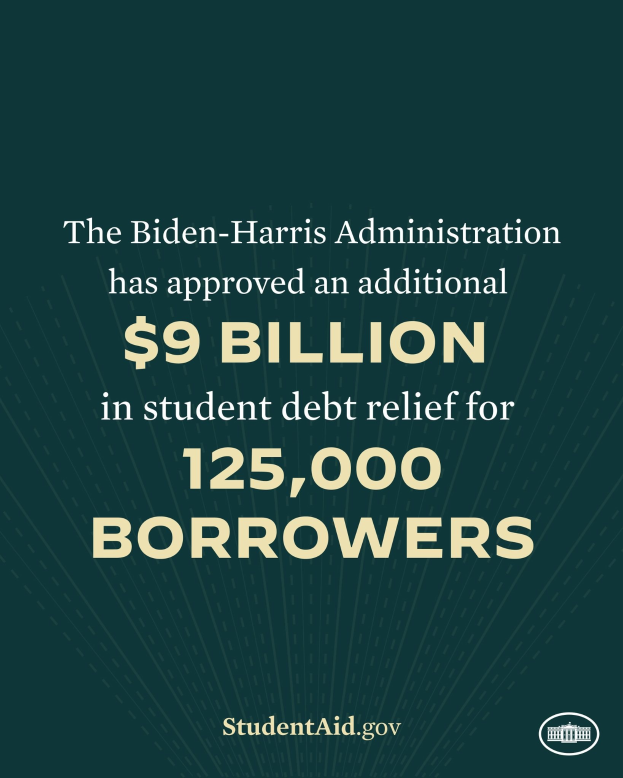Plakat Ankündigung von 9 Milliarden US-Dollar an Schuldenbefreiung für 125.000 Schuldner unter der Biden-Harris-Verwaltung mit einem offiziellen Logo unten.