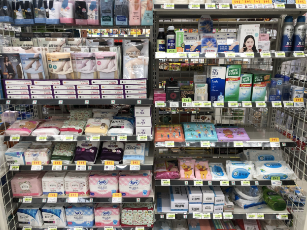 Ladenregal mit verschiedenen Toilettenpapier-Sorten in ordentlichen Gestellen mit sichtbaren Preisschildern.