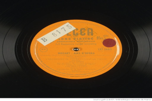 Schwarze Vinyl-Schallplatte mit einem orangen Etikett, auf dem "Mozart - Langspiel-Fifties" steht.