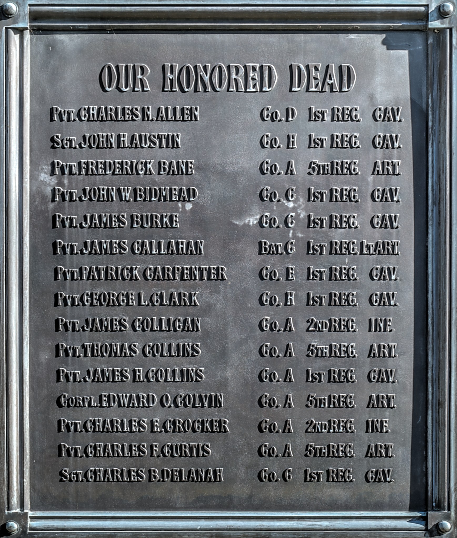 Gedenktafel an einem Gebäude mit der Inschrift "Unseren Ehrenhaften" aus Metall.