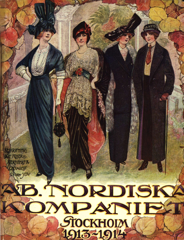 Ein Werbeplakat der Ab Nordiska Company aus Stockholm aus dem Jahr 1913-1914, das vier Frauen in einer Reihe zeigt, von denen jede ein Kleid und einen Hut in einer anderen Farbe trägt, mit beschreibendem Text.