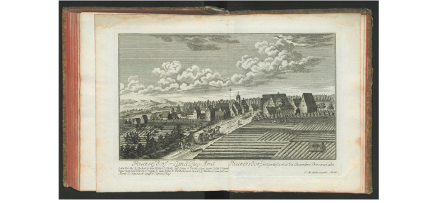 Ein offenes Buch mit dem Titel "Landschaft des Rhein-Westerwalds" aus dem Jahr 1805, das eine Zeichnung eines Dorfes zeigt, umgeben von Häusern, Bäumen, Hügeln und Wolken am Himmel.