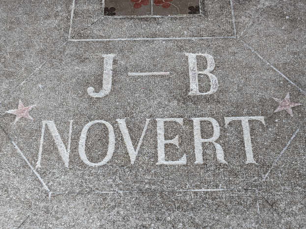Ein Stern auf dem Hollywood Walk of Fame mit dem Namen "J.B. Novert" in der Mitte umgeben von Sternen.