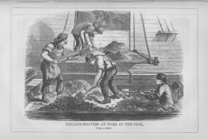 Schwarz-weißes Bild von Menschen im Pool mit Schaufeln und dem Text "Ballast-Heavens bei der Arbeit im Pool" unten.