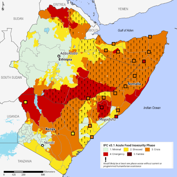 Eine Karte von Afrika mit Ländern in verschiedenen Farben, die unterschiedliche Prozentsätze der Lebensmittelunsicherheit darstellen, begleitet von Text, der das Ausmaß der Lebensmittelunsicherheit erläutert.