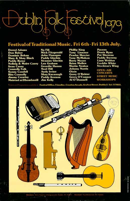 Plakat für das Dublin Folk Festival 1975 mit musikalischen Instrumenten wie Gitarre, Harfe, Flöte und Schlagzeug sowie Text mit Festivalinformationen.