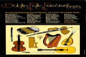 Plakat für das Dublin Folk Festival 1975 mit musikalischen Instrumenten wie Gitarre, Harfe, Flöte und Schlagzeug sowie Text mit Festivalinformationen.