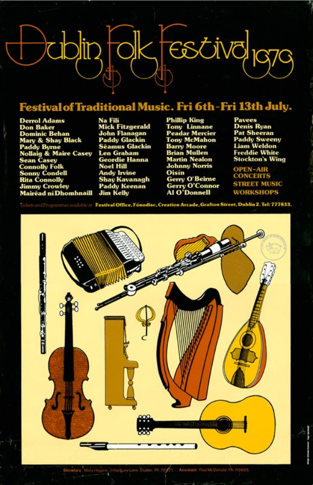 Plakat für das Dublin Folk Festival 1975 mit musikalischen Instrumenten wie Gitarre, Harfe, Flöte und Schlagzeug sowie Text mit Festivalinformationen.
