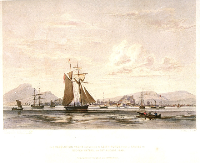 Ein historisches Gemälde, das eine Gruppe von Booten auf Wasser zeigt, mit Menschen, Hügeln im Hintergrund und Wolken am Himmel, betitelt mit "Die Resolution Yacht kehrt nach Leith Roads von einer Kreuzfahrt in schottischen Gewässern am 30. August 1848 zurück."