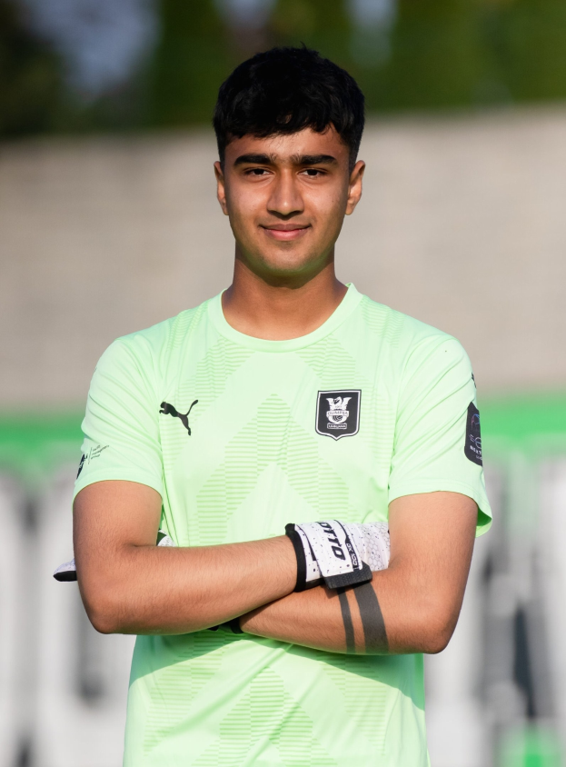 Ein Plakat, das eine Person in einer Fußballuniform zeigt, die einen Fußball hält, mit der Aufschrift "Scribner's for November: The Game by Wire Football Story" oben drauf, und die Person sieht aus, als wolle sie den Ball werfen.