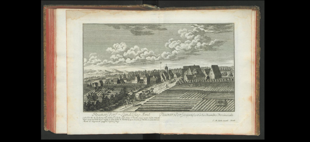 Offenes Buch mit dem Titel "Landschaft des Rhein-Westerwalds" (1805) mit einer Dorfillustration umgeben von Häusern, Bäumen, H√∞llen und Wolken.