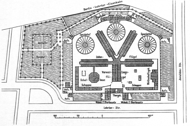 Ein detaillierter Architekturplan eines Gebäudes mit zahlreichen Fenstern, beschriftet als Lageplan von Lehrten-eisenbahn, mit Text und Zahlen zur Veranschaulichung des Gebäudelayouts.