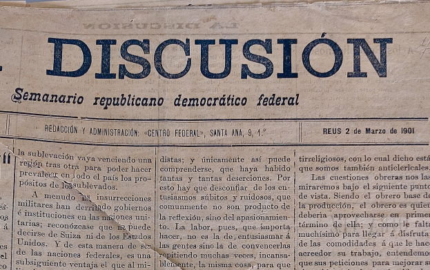 Eine gelbliche, leicht zerknitterte Zeitung mit dem Wort "Diskussion" in schwarzer Schrift, die die Schlagzeile "Semanario Repúblicano Democrático Federal" trägt.