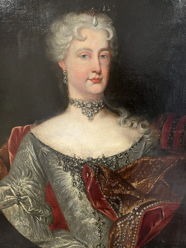 Ein Gemälde einer Frau in einem roten Kleid, bei der es sich angeblich um Königin Victoria handelt, mit dunklem Hintergrund, die eine Kette trägt und deren Haar königlich frisiert ist, mit feinen Gesichtszügen und Augen, die zur Seite blicken.