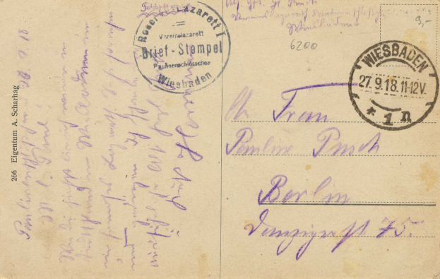 Eine alte Postkarte mit einem violetten 'Wiesbaden, Deutschland - 1. Weltkrieg' - Stempel und handgeschriebener Text.