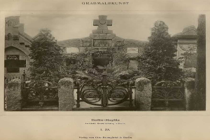 Altes Schwarz-Weiß-Foto eines Friedhofs in Berlin, Deutschland, mit einem Tor, einer Wand, Bäumen und einem Gebäude im Hintergrund mit der Aufschrift "Grammalskunst, Berlin-Steglitz, Architekt, Bruue Morning in Berlin" unten.