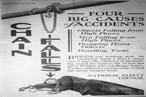 Ein schwarzes und weißes Plakat mit einer Person auf einer Stange liegend und Ketten daran befestigt, betitelt mit "Vier große Unfallursachen".