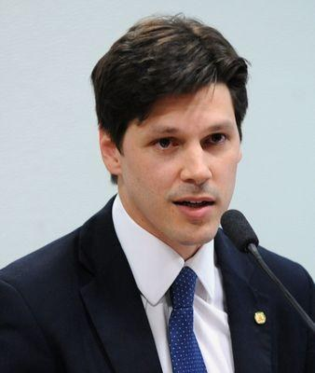 Ein Mann im Anzug spricht vor einer Wand in ein Mikrofon, wahrscheinlich um die Genehmigung eines Gesetzes zur Verbannung des Internets durch die Regierung zu kommentieren.