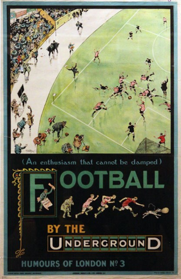 Ein Vintage-Plakat zeigt eine Menge, die ein Fussballspiel in einem Stadion schaut, mit der Aufschrift "Fussball von der U-Bahn - Londoner Humor Nr. 3" oben.