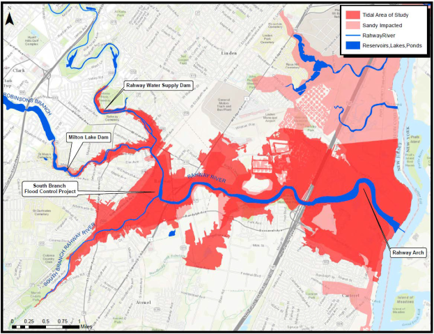 Eine Karte von New York City mit einem roten und blauen Farbschema, das die vorgeschlagenen Überschwemmungsrisikobereiche anzeigt, einschließlich Textdetails über betroffene Gewässertypen, Bevölkerungsauswirkung und Projektzeitplan.