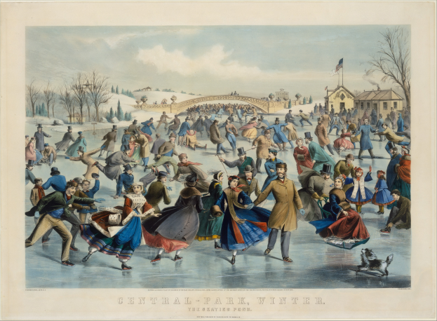 Eine Gruppe von Menschen, die auf einer Eisbahn in Central Park im Winter Schlittschuhlaufen, umgeben von Bäumen und Häusern, mit einer Brücke im Hintergrund, bewölktem Himmel und einer flatternden Flagge. Text ist am unteren Bildrand vorhanden.