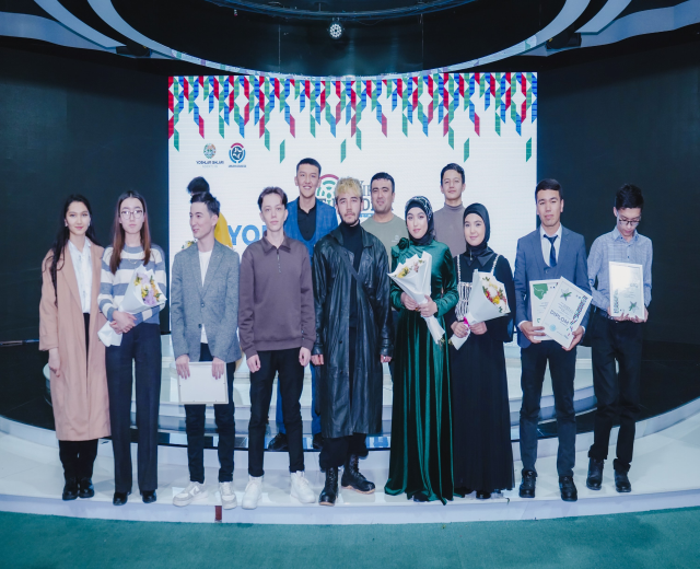 Gruppe von Menschen auf einer Bühne mit Blumen und Urkunden sowie einem "Jugend-Solar-Awards 2019"-Hintergrund.