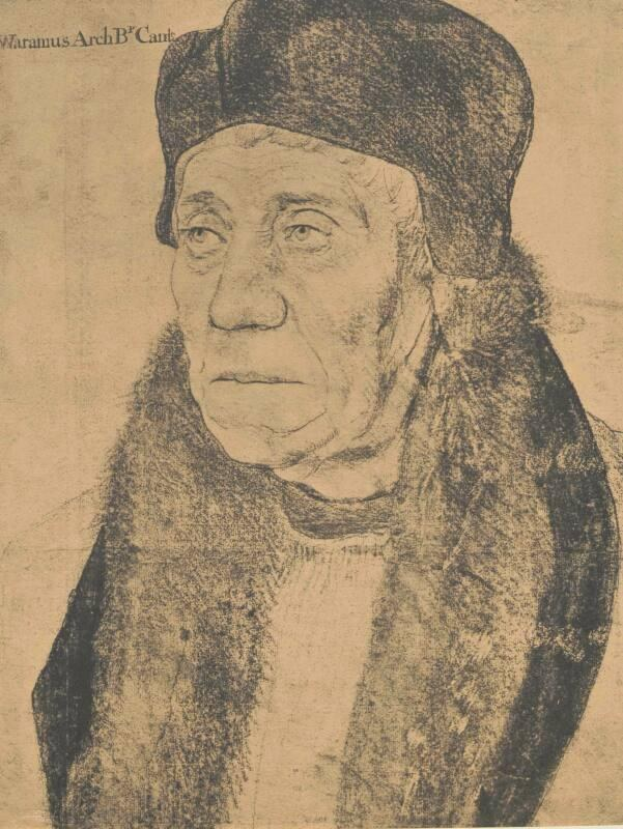 Eine ältere Frau mit schwarzem Hut und Pelzstola, die Haare zu einem Dutt gebunden, mit gefalteten Händen und einem sanften Ausdruck, blickt zur Seite.