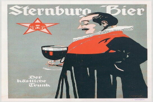 Ein Mann hält ein Glas Sternburg Bier, ein deutsches Bier, in der Hand, im Hintergrund ist ein Plakat mit Text über das Bier und seinen Ursprung zu sehen.